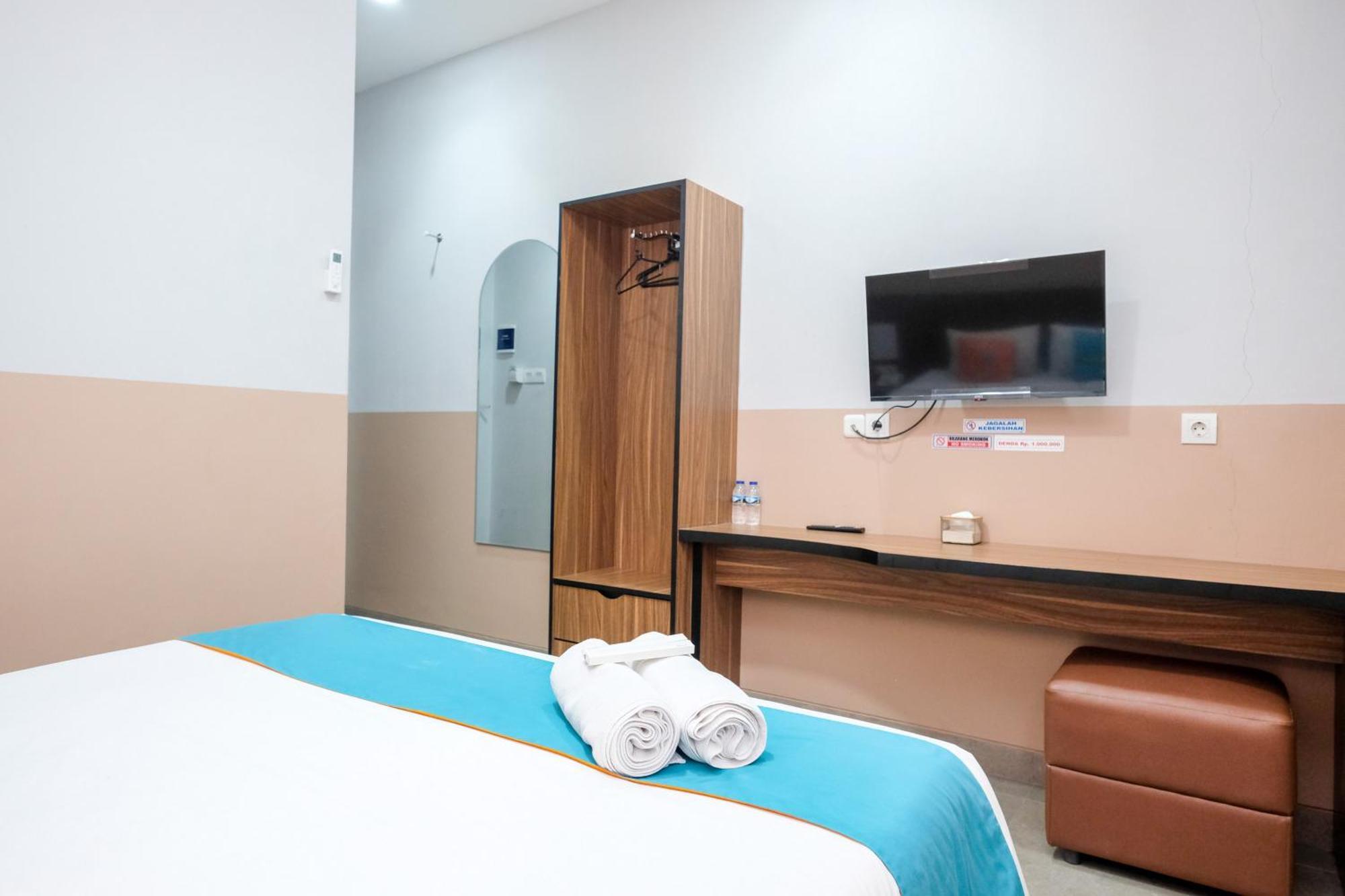 Sans Hotel Rajawali Surabaya By Reddoorz Krembangan Exterior foto