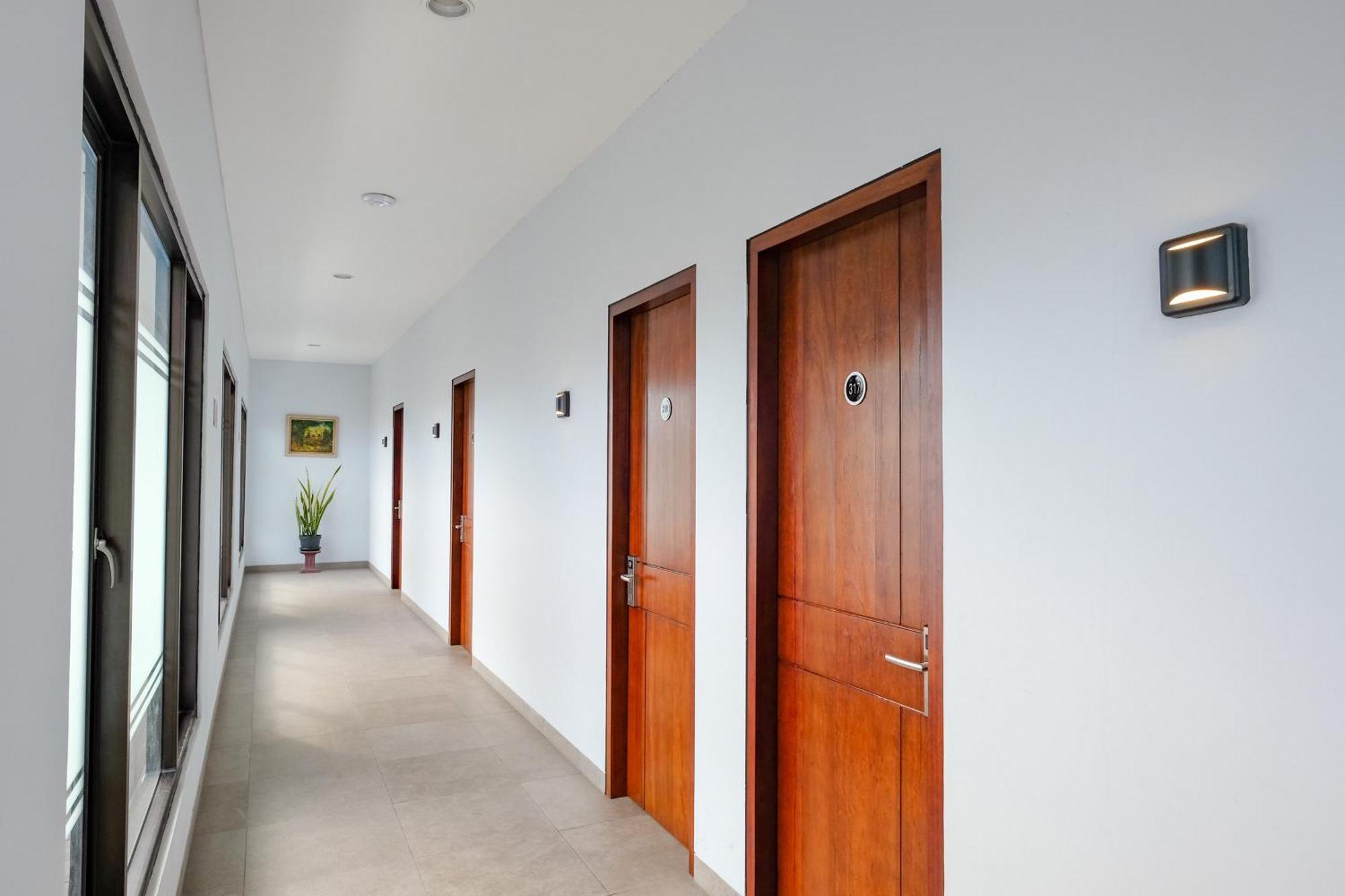 Sans Hotel Rajawali Surabaya By Reddoorz Krembangan Exterior foto