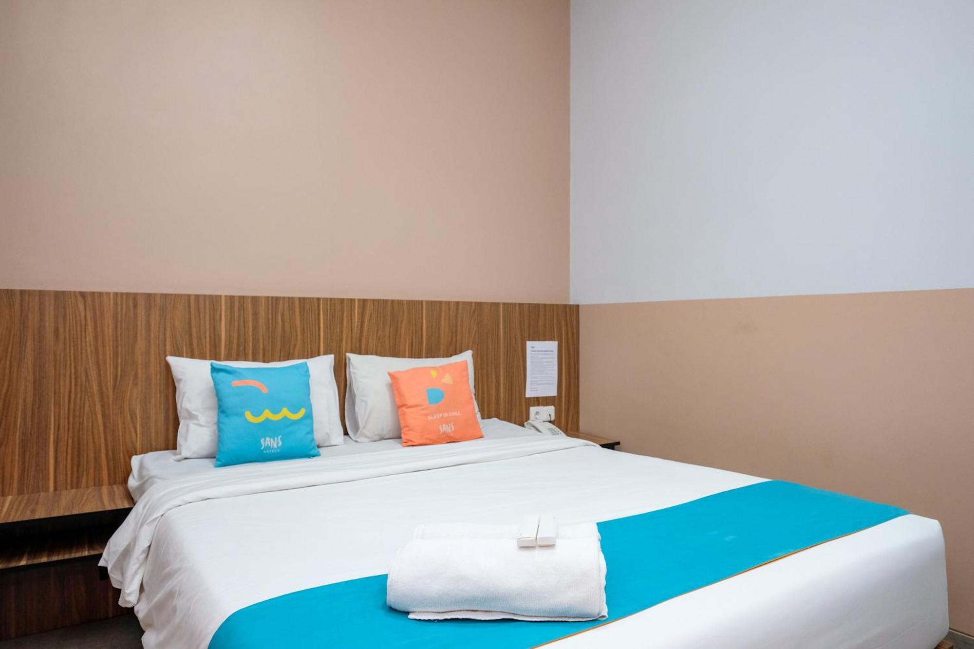 Sans Hotel Rajawali Surabaya By Reddoorz Krembangan Exterior foto