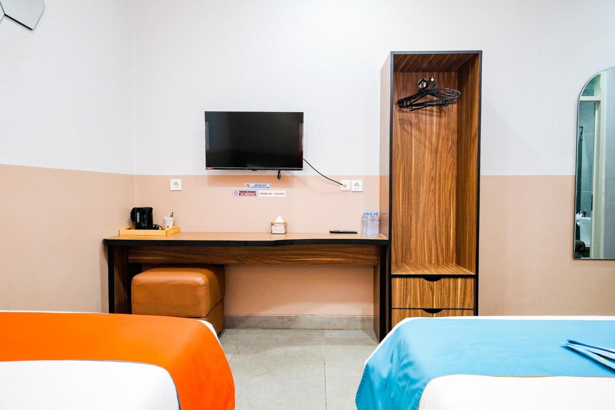 Sans Hotel Rajawali Surabaya By Reddoorz Krembangan Exterior foto